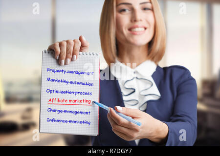 Business, tecnologia Internet e networking concetto. Giovane imprenditore di successo nel processo di lavoro. Il marketing di affiliazione Foto Stock