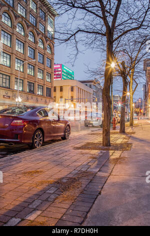 SYRACUSE, NEW YORK - Dic 07, 2018: una vista sulla strada del centro di Siracusa a Salina St e La Fayette San durante il tramonto. Foto Stock