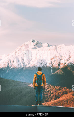 L'uomo viandante camminare da solo nel tramonto montagne uno stile di vita attivo vacanze invernali Escursioni outdoor adventure solitudine e silenzio Foto Stock