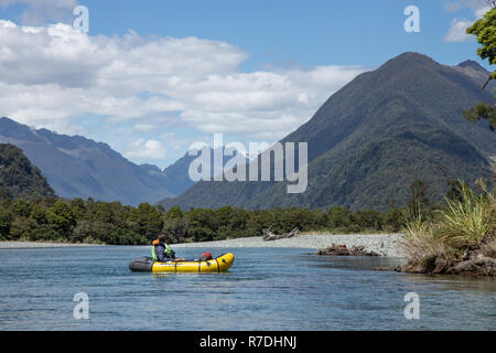 Packrafting nel Parco Nazionale di Fiordland, Nuova Zelanda Foto Stock