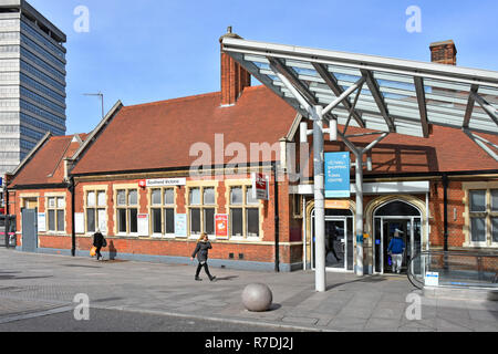 Facciata entrata a Southend stazione ferroviaria di Victoria l' accesso dei passeggeri dei mezzi di trasporto pubblico maggiore Anglia itinerari in treno a Londra dalla Essex England Regno Unito Foto Stock