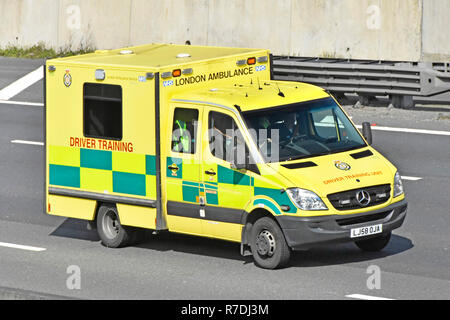 Modificato London NHS autista di ambulanza formazione & istruzione veicolo per l'istruzione pratica di apprendimento sessione di guida su autostrada M25, Essex England Regno Unito Foto Stock