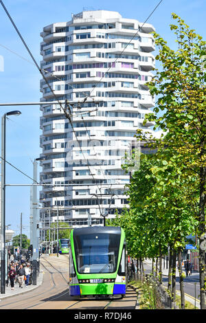 Centro città di Croydon con moderna linea di tram servizi pubblici di trasporto & il No.1 Croydon NLA Tower edificio grattacielo Sud Londra Inghilterra REGNO UNITO Foto Stock