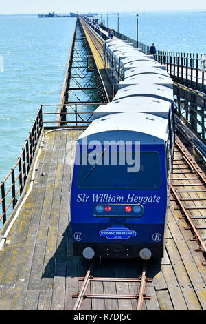 Famoso fiume Thames Estuary Southend Pier i mezzi di trasporto pubblici Stazione viaggio in treno dalla città balneare stazione di terra al Pier Head Essex England Regno Unito Foto Stock