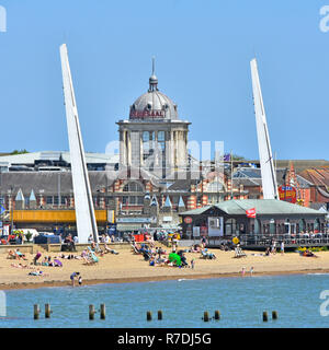 Southend on Sea Blue Sky presso la spiaggia privata del famoso parco divertimenti Victorian Kursaal accanto all'estuario del Tamigi Southend Essex Inghilterra Regno Unito Foto Stock