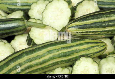 I CETRIOLI ARMENO (Cucumis melo FLEXUOSUS) piena di cetriolo e tagliata a fette Foto Stock