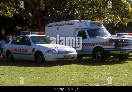 Parcheggiato servizi di emergenza Veicoli, New South Wales ambulanza parcheggiato a fianco di un'auto della polizia in outdoor area di intrattenimento, AUSTRALIA Foto Stock