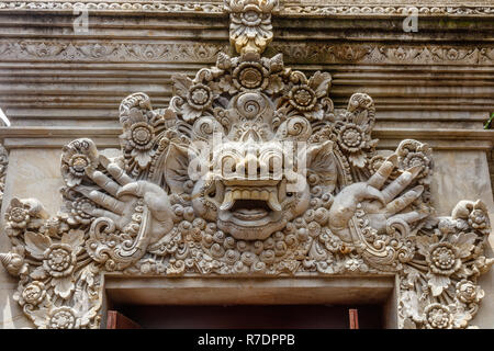 In pietra scolpita Demon Kala in ingresso del tempio decoro balinese tempio indù Pura Puseh Desa Batuan, Kabupaten Gianyar, Bali, Indonesia Foto Stock