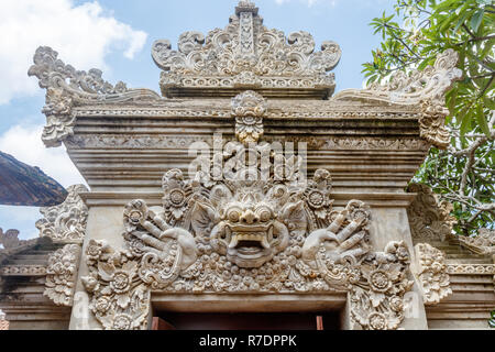 In pietra scolpita Demon Kala in ingresso del tempio decoro balinese tempio indù Pura Puseh Desa Batuan, Kabupaten Gianyar, Bali, Indonesia Foto Stock