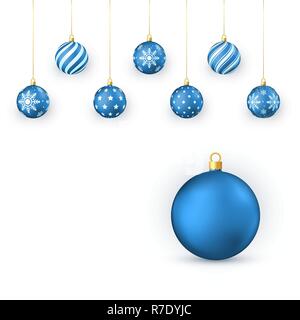 Blu palle di Natale Set. Holiday elementi decorativi. Le palle di Natale appendere su golden stringa. Illustrazione di vettore isolato su sfondo bianco Illustrazione Vettoriale