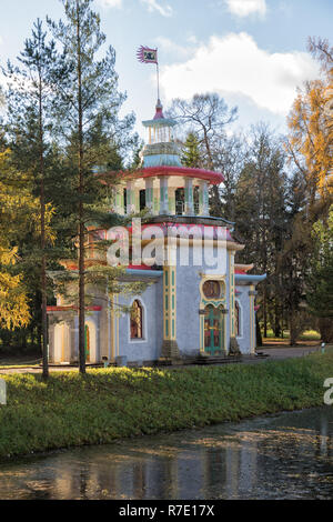 Il Padiglione Cinese scricchiolio summerhouse in Catherine Park in autunno, Carskoe Selo, San Pietroburgo, Russia Foto Stock