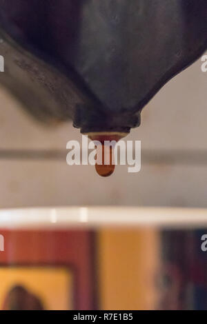 Close up di caffè gocce che cadono a tazza di espresso, Svizzera Foto Stock