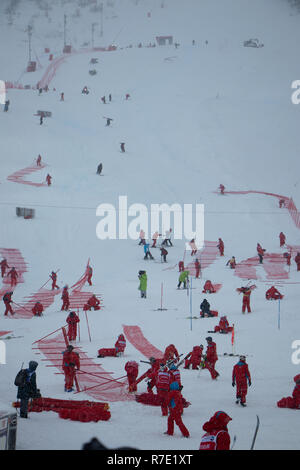 08 / 09 Dicembre 2018 Val d'Isère, Francia persone evento lavoro Criterium de la Première Neige Audi FIS Coppa del Mondo di Sci Alpino 2019 slalom annullato Foto Stock