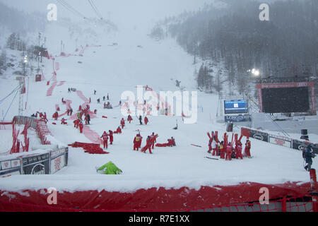 08 / 09 Dicembre 2018 Val d'Isère, Francia persone evento lavoro Criterium de la Première Neige Audi FIS Coppa del Mondo di Sci Alpino 2019 slalom annullato Foto Stock