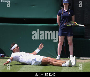 Giocatore spagnolo Rafael Nadal cade al suolo, Wimbledon, Londra, Regno Unito. Foto Stock