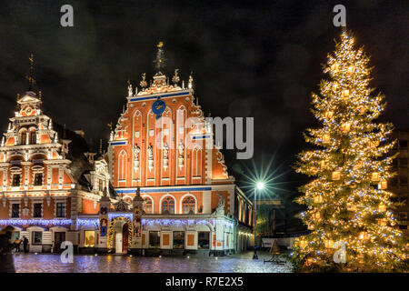 RIGA, Lettonia - 8 dicembre 2018: Riga albero di Natale 2019 con la Casa delle Teste Nere e la Basilica di San Pietro Foto Stock