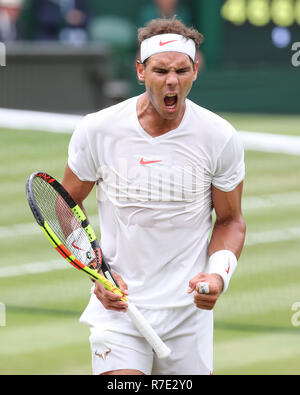Giocatore spagnolo Rafael Nadal reagisce a Wimbledon, Londra, Gran Bretagna, Regno Unito. Foto Stock