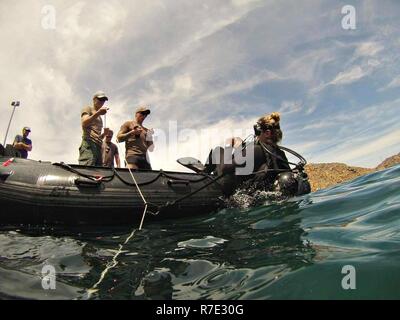 CARTAGENA, Spagna (16 maggio 2017) Lt. Anna mansueti, assegnato per l'eliminazione degli ordigni esplosivi unità mobile (EODMU) 8, conduce addestramento subacqueo con la marina spagnola obbliga al largo di Cartagena, in Spagna. Stati Uniti Sesta flotta ha sede in Italia a Napoli, e conduce lo spettro completo di giunto e operazioni navali, spesso di concerto con allied, articolari e tra le agenzie partner, al fine di avanzare U.S. gli interessi nazionali e la sicurezza e la stabilità in Europa e in Africa. Foto Stock