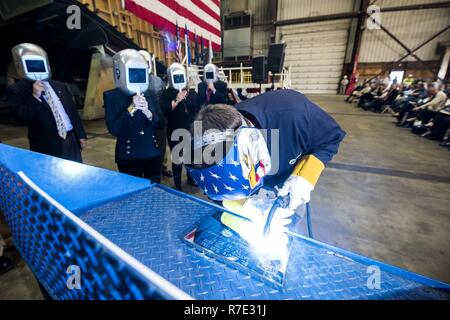 MARINETTE, Wisc. (17 maggio 2017) Stati Uniti Navy, insieme con i costruttori navali a Fincantieri Marinette Marine cantiere navale, cui la chiglia per il futuro programma Littoral Combat Ship USS San Louis (LCS 19) durante una chiglia cerimonia di Marinette, Wisconsin. Barbara Broadhurst Taylor, della nave di sponsor, autenticata la chiglia mediante saldatura la sua sigla su una piastra di acciaio che verranno inseriti nello scafo della nave. Foto Stock
