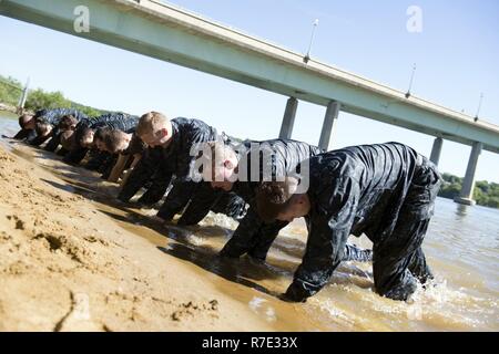 ANNAPOLIS, Md. (16 maggio 2017) DEGLI STATI UNITI Accademia navale plebes formano un tunnel umano per i loro compagni a strisciare attraverso durante la classe del 2020 prove in mare. Prove in mare è un evento di capstone per la matricola aspiranti guardiamarina, modellato dopo il Marine Corps' crogiuolo e la marina militare la battaglia di stazioni. Foto Stock