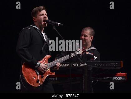 SPOKANE, Washington. (17 maggio 2017) DEGLI STATI UNITI La banda della marina nord-ovest svolge per il pubblico durante "Marina" notte all'INB Performong Arts Center di Spokane, Washington, durante il 2017 Spokane Navy settimana. Navy settimana programmi è servire come la Marina Il principale sforzo di divulgazione in aree del paese senza una significativa presenza della Marina, con 195 Navy settimane svoltasi in 71 diverse città degli Stati Uniti. Il programma è stato progettato per aiutare gli americani a capire che il loro Marina è distribuito in tutto il mondo, circa l'orologio, pronto a difendere l'America in tutti i tempi. Foto Stock