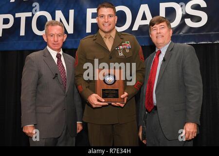 NORFOLK (Maggio 17th, 2017) - Dipartimento della Marina Chief Information Officer il sig. Robert Foster, destro e il sig. Kenneth la Bibbia, vice direttore del comando, controllo, comunicazioni e computer del Marine Corps e don Vice CIO (Marine Corps), sinistra, presente don Information Management/IT Rising Star Award a Marina di Massa aria Task Force Sgt personale. Jonathan Patrick per la dimostrazione costante di un lungimiranti e approccio innovativo. Lo scopo della conferenza è condividere le informazioni sulle nuove ed emergenti nel criterio IT e iniziative. Foto Stock