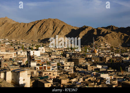 Vista della città di Leh, Stok Kangri e la gamma di Ladakh, Leh, Ladakh, India Foto Stock