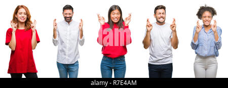 Collage di gruppo cinese, indiana, ispanico persone su sfondo isolato sorridente dita incrociate con la speranza e gli occhi chiusi. Fortuna e superstizione Foto Stock