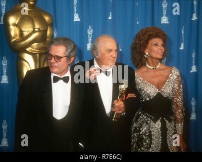 LOS ANGELES, CA - MARZO 29: attore Marcello Mastroianni, scrittore e regista Federico Fellini e attrice Sophia Loren frequentare il sessantacinquesimo annuale di Academy Awards su Marzo 29, 1993 a Dorothy Chandler Pavilion di Los Angeles, California. Foto di Barry re/Alamy Stock Photo Foto Stock