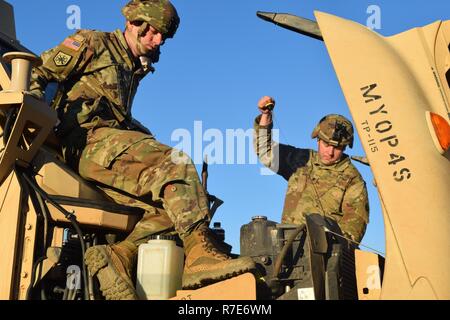 La Georgia Esercito Nazionale soldati di guardia del 48th della brigata di fanteria combattere la condotta del team di manutenzione su una miniera MaxxPro-resistente imboscata-veicolo protetto a Fort Stewart Dicembre 5, 2018. La XLVIII della brigata di fanteria combattere Team si sta preparando per il suo quarto combattere la distribuzione dal 11 settembre 2001. Foto Stock