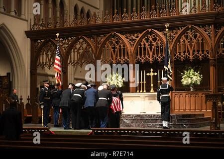 Un militare di guardia d'onore stabilisce lo scrigno dell ex Presidente George H. W. Bush sul pulpito di San Martin episcopale della Chiesa durante i funerali di stato a Houston, Texas, Dicembre 5, 2018. Circa 4 mila militari e civili provenienti da tutta tutti i rami delle forze armate statunitensi, inclusi quelli di riserva e la Guardia Nazionale componenti, forniti cerimoniale di sostegno durante i funerali di stato di George H. W. Bush, la quarantunesima edizione del Presidente degli Stati Uniti. Foto Stock