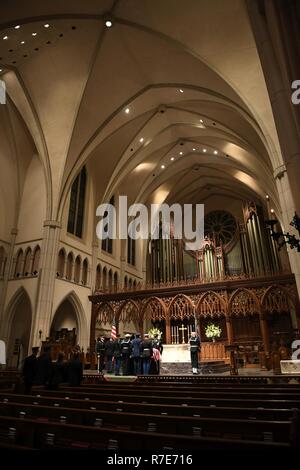 Un militare di guardia d'onore stabilisce lo scrigno dell ex Presidente George H. W. Bush sul pulpito di San Martin episcopale della Chiesa durante i funerali di stato a Houston, Texas, Dicembre 5, 2018. Circa 4 mila militari e civili provenienti da tutta tutti i rami delle forze armate statunitensi, inclusi quelli di riserva e la Guardia Nazionale componenti, forniti cerimoniale di sostegno durante i funerali di stato di George H. W. Bush, la quarantunesima edizione del Presidente degli Stati Uniti. Foto Stock