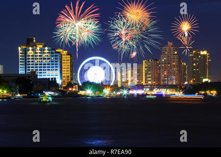 Grandi fuochi d'artificio a ruota panoramica Ferris al parco divertimenti in tempo di notte Foto Stock