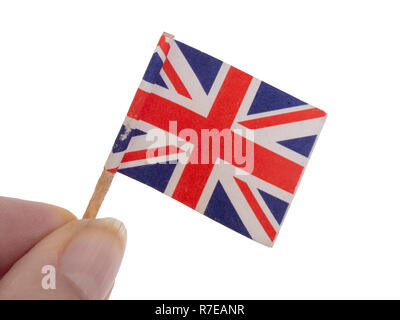 Tiny martoriato e danneggiato Union Jack, Regno Unito bandiera nelle dita, isolati su sfondo bianco. Foto Stock