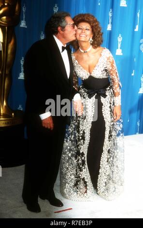 LOS ANGELES, CA - MARZO 29: attore Marcello Mastroianni e attrice Sophia Loren frequentare il sessantacinquesimo annuale di Academy Awards su Marzo 29, 1993 a Dorothy Chandler Pavilion di Los Angeles, California. Foto di Barry re/Alamy Stock Photo Foto Stock