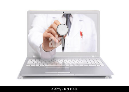 Concetto di telemedicina. Medico con uno stetoscopio sul computer allo schermo del laptop. Foto Stock