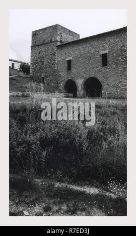 Abruzzo Teramo Carpineto della Nora Abbazia di S. Bartolomeo, questa è la mia Italia, il paese italiano di storia visiva, Badia ha istituito per la prima volta nel 962, ricostruita nel XII e XIII centesimi. Vista esterna del monumento, rovine e il paesaggio. Architrave è ornata con vari tipi di figure di animali. L'interno è basato sul piano di San Clemente a Casauria. Vi è ampio rilievo scultoreo su entrambi i capitelli e l altare raffigurante il nuovo animale di fantasia e forme floreali. Foto Stock