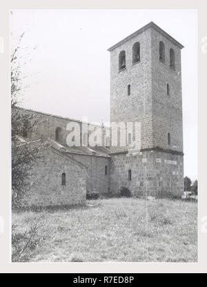 Molise Isernia Castel San Vincenzo Abbazia di San Vincenzo al Volturno, questa è la mia Italia, il paese italiano di storia visiva, medievale rovine architettoniche e frammenti c.700-1300 contare 19. Post-Medioevale Moderna la ricostruzione e il restauro di architettura medievale Foto Stock