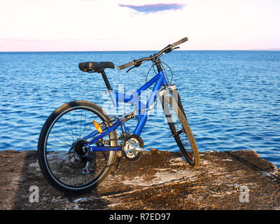 Blue Mountain bike alla fine del molo. La città di Rafina , Grecia Foto Stock