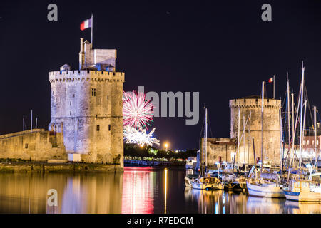 La Rochelle, Francia. Fuochi d'artificio di La Palmyre del 5 agosto 2018 presso il porto vecchio (Vieux Port), con la Chaine e Saint Nicolas Torri Foto Stock