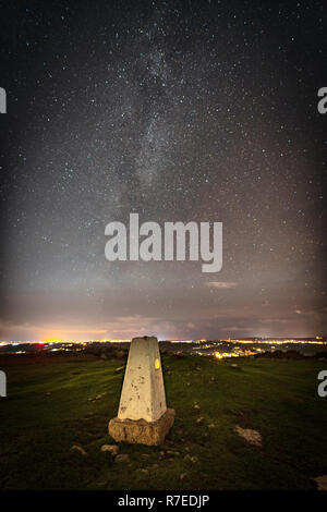 3 Dicembre 2018 da qualche parte di fermarsi e pensare, Birkrigg sopra comune Ulverston in Cumbria è un buio, luogo tranquillo di notte. Ho girato questa guardando ad ovest Foto Stock