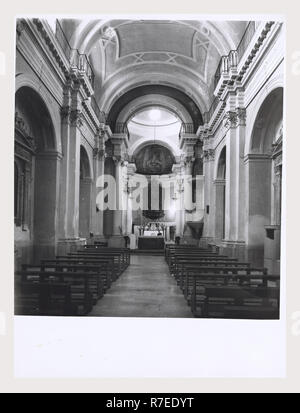Abruzzo Teramo Teramo S. Agostino, questa è la mia Italia, il paese italiano di storia visiva, Vista della facciata barocca costruita nel XIX secolo. Viste generali degli interni includono un organo, a cupola, pulpito di prua, pietra due altari laterali, confessionali, e dipinti murali. La copertura emaphasizes l altare maggiore del XVI secolo che è d'argento e raffigura la scena dell' Ultima Cena. In oratorio sono affreschi raffiguranti i Quattro Evangelisti nella cupola pennacchi, un soffitto affrescato, e dipinti murali. Foto Stock