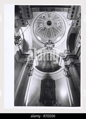 Abruzzo Teramo Teramo S. Agostino, questa è la mia Italia, il paese italiano di storia visiva, Vista della facciata barocca costruita nel XIX secolo. Viste generali degli interni includono un organo, a cupola, pulpito di prua, pietra due altari laterali, confessionali, e dipinti murali. La copertura emaphasizes l altare maggiore del XVI secolo che è d'argento e raffigura la scena dell' Ultima Cena. In oratorio sono affreschi raffiguranti i Quattro Evangelisti nella cupola pennacchi, un soffitto affrescato, e dipinti murali. Foto Stock