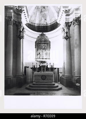 Abruzzo Teramo Teramo S. Agostino, questa è la mia Italia, il paese italiano di storia visiva, Vista della facciata barocca costruita nel XIX secolo. Viste generali degli interni includono un organo, a cupola, pulpito di prua, pietra due altari laterali, confessionali, e dipinti murali. La copertura emaphasizes l altare maggiore del XVI secolo che è d'argento e raffigura la scena dell' Ultima Cena. In oratorio sono affreschi raffiguranti i Quattro Evangelisti nella cupola pennacchi, un soffitto affrescato, e dipinti murali. Foto Stock