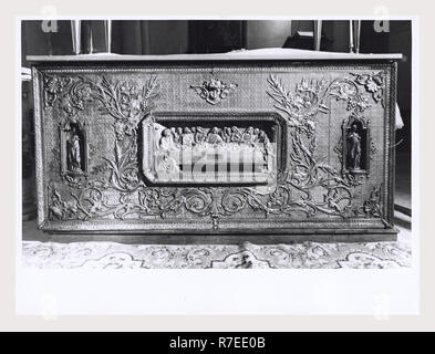 Abruzzo Teramo Teramo S. Agostino, questa è la mia Italia, il paese italiano di storia visiva, Vista della facciata barocca costruita nel XIX secolo. Viste generali degli interni includono un organo, a cupola, pulpito di prua, pietra due altari laterali, confessionali, e dipinti murali. La copertura emaphasizes l altare maggiore del XVI secolo che è d'argento e raffigura la scena dell' Ultima Cena. In oratorio sono affreschi raffiguranti i Quattro Evangelisti nella cupola pennacchi, un soffitto affrescato, e dipinti murali. Foto Stock