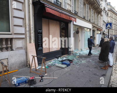 Parigi, Francia. 9 Dic 2018. Passanti di assistere alla distruzione di vetrine su Avenue Marceau nel 8° distretto di Parigi, un giorno dopo il giallo West dimostrazioni. Il movimento di protesta del 'giallo gilet" era formata a metà novembre in vista del previsto aumento delle imposte sui carburanti. Nel frattempo, le richieste si spingono molto più in là. (A dpa " di più di 1700 arresti a 'giacche gialle' dimostrazioni in Francia ") Foto: Christian Böhmer/dpa Credito: dpa picture alliance/Alamy Live News Foto Stock