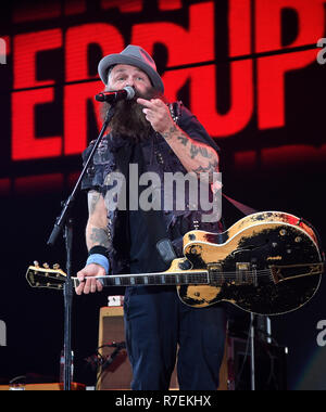 In California, Stati Uniti d'America. 8 Dic 2018. Tim Armstrong di rancido esegue sul palco durante il KROQ Absolut quasi acustico di Natale 2018 presso il Forum su dicembre 8, 2018 a Inglewood, California. Foto: imageSPACE/MediaPunch Credito: MediaPunch Inc/Alamy Live News Foto Stock