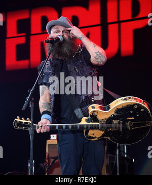 In California, Stati Uniti d'America. 8 Dic 2018. Tim Armstrong di rancido esegue sul palco durante il KROQ Absolut quasi acustico di Natale 2018 presso il Forum su dicembre 8, 2018 a Inglewood, California. Foto: imageSPACE/MediaPunch Credito: MediaPunch Inc/Alamy Live News Foto Stock