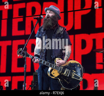 In California, Stati Uniti d'America. 8 Dic 2018. Tim Armstrong di rancido esegue sul palco durante il KROQ Absolut quasi acustico di Natale 2018 presso il Forum su dicembre 8, 2018 a Inglewood, California. Foto: imageSPACE/MediaPunch Credito: MediaPunch Inc/Alamy Live News Foto Stock