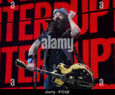 In California, Stati Uniti d'America. 8 Dic 2018. Tim Armstrong di rancido esegue sul palco durante il KROQ Absolut quasi acustico di Natale 2018 presso il Forum su dicembre 8, 2018 a Inglewood, California. Foto: imageSPACE/MediaPunch Credito: MediaPunch Inc/Alamy Live News Foto Stock